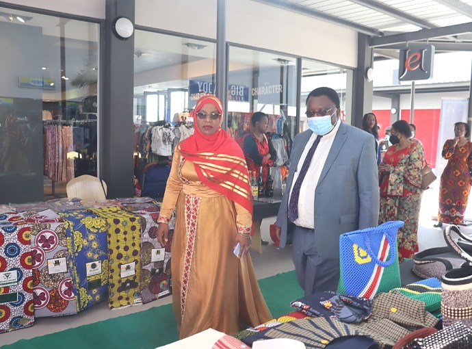 Balozi wa Tanzania nchini Namibia Mhe. Dkt. Modestus Kipilimba akiwasili katika kituo cha Biashara cha Gwashamba Mall kilichopo mkoani Oshana.