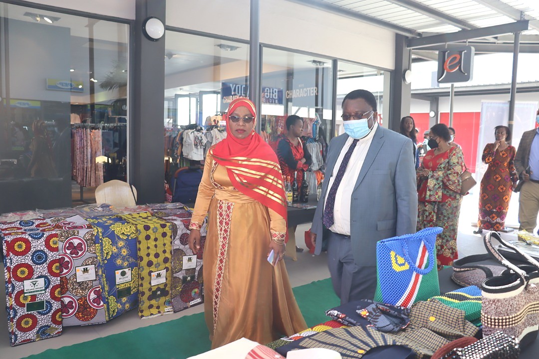 Balozi wa Tanzania nchini Namibia Mhe. Dkt. Modestus Kipilimba akiwasili katika kituo cha Biashara cha Gwashamba Mall kilichopo mkoani Oshana.