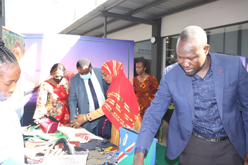 Balozi wa Tanzania nchini Namibia akipata maelezo kutoka kwa Mwenyekiti wa diaspora kanda ya Kaskazini Bi, Moza alipotembelea kituo cha biashara.